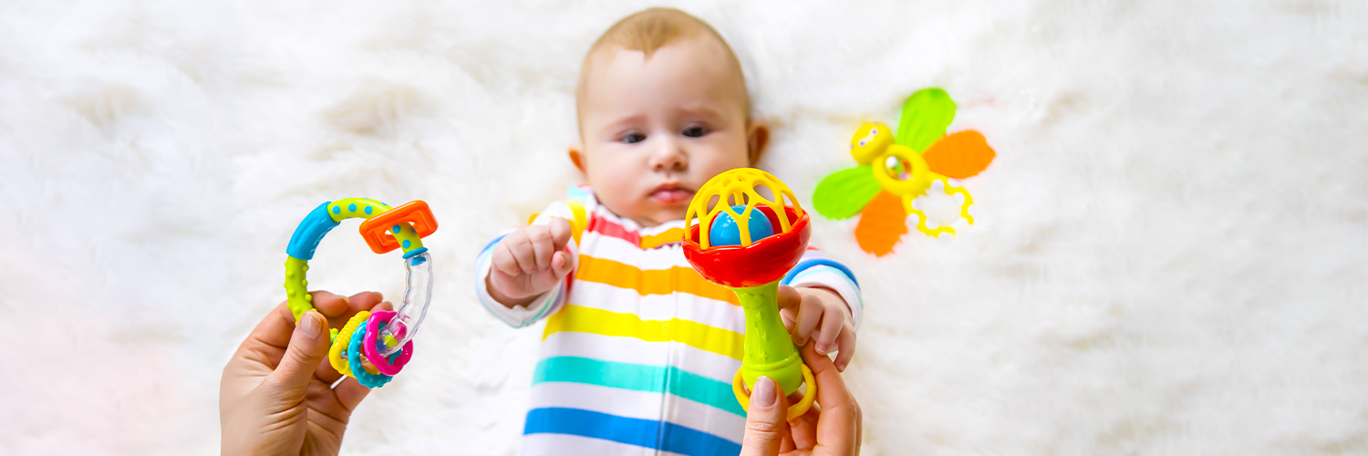 Брязкальця та прорізувачі для малюків : перші іграшки для розвитку